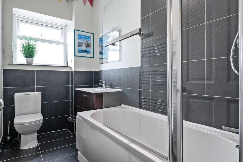 Pendennis - Bright Victorian Flat, Sea Views & Close To Beach Falmouth Eksteriør bilde